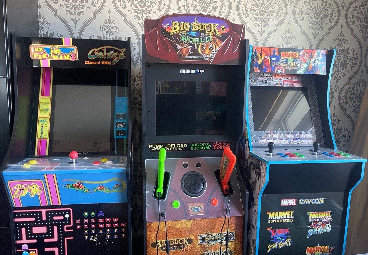 Lots Of Arcade ( Pac-Man , Marvel , Big Buck World ) almost brand new