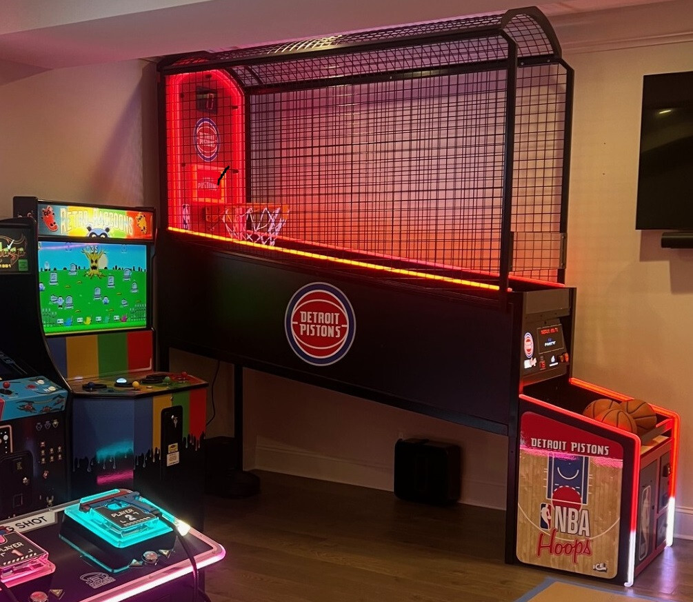 HOOPS BASKETBALL MACHINE PISTONS ARCADE MACHINE by ICE (Excellent Condition)