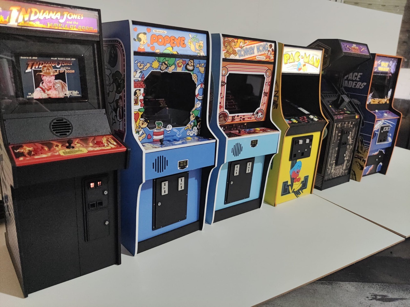 Pac Man 1/6 scale mini working arcade cabinet (Playscale, New Wave Toys).
