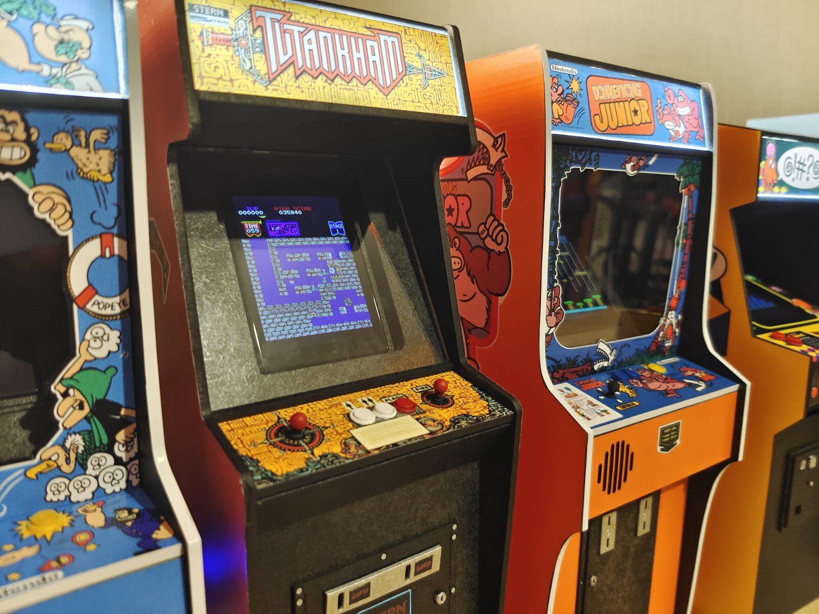 Donkey Kong Jr 1/6 scale mini working arcade cabinet (Playscale, New Wave Toys).