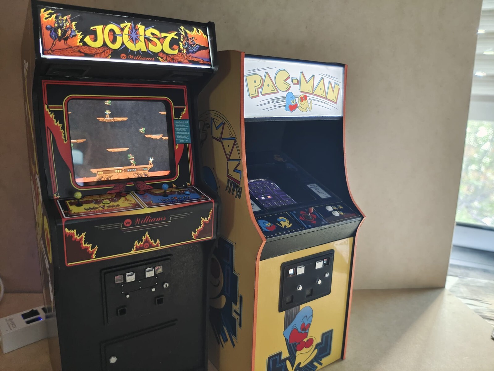 Pac Man 1/6 scale mini working arcade cabinet (Playscale, New Wave Toys).
