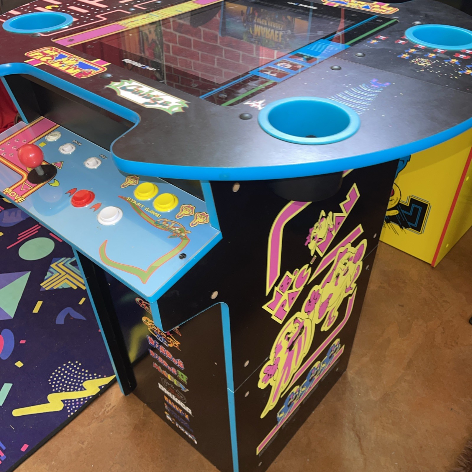 MS PACMAN PUB TABLE