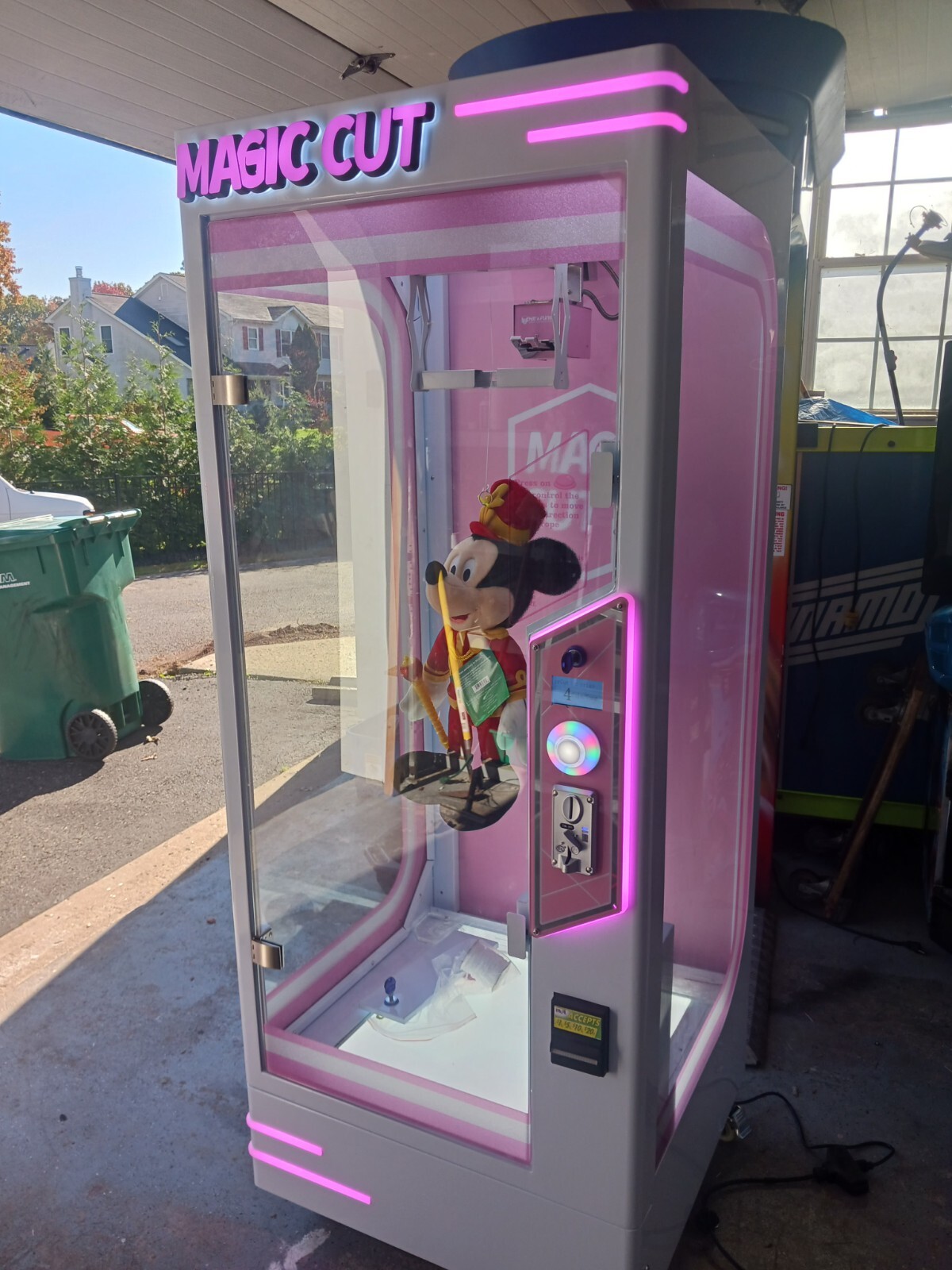 TOY PLUSH CUT TO WIN PRIZE ARCADE TOY CRANE MACHINE ( SHIPPING)