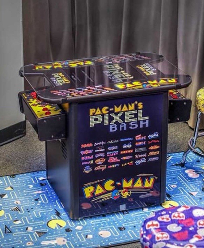 NEW IN BOX Pac-Man Pixel Bash Arcade Style, Cocktail – Black – with 2 Stools!!