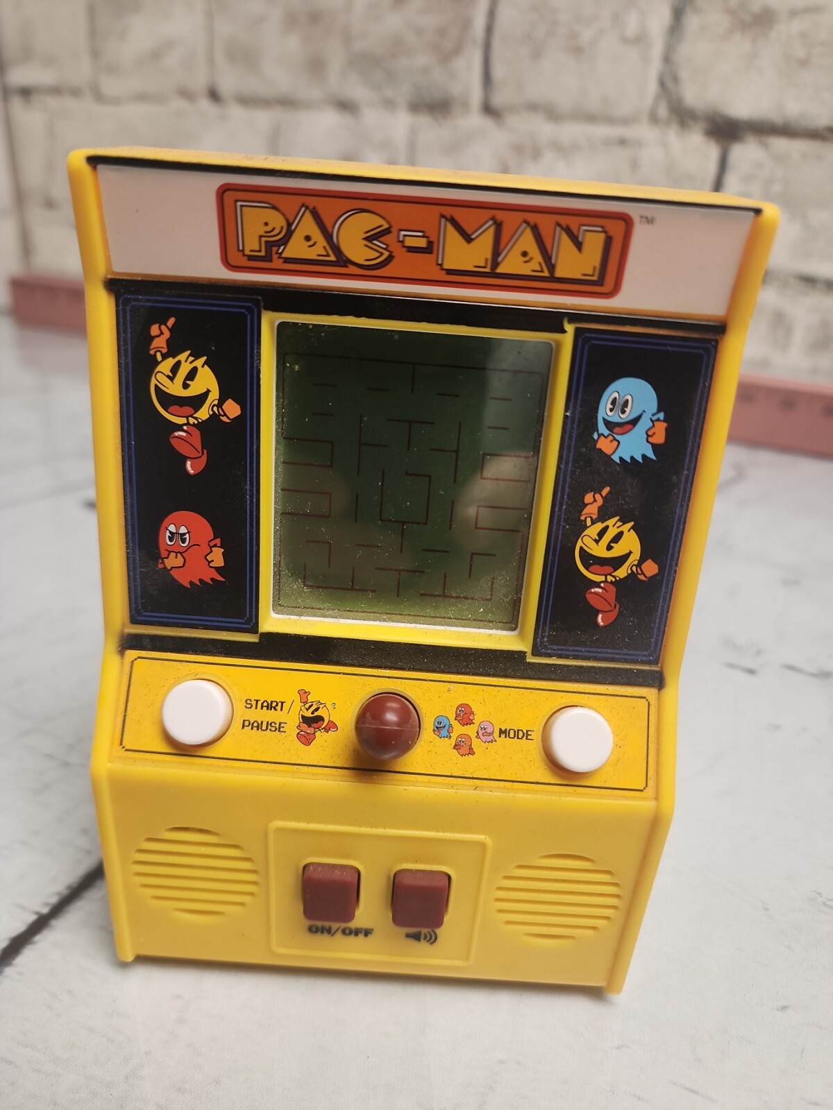 Basic Fun Arcade Classics – Pac-Man black screen Retro Mini Arcade Game , Yellow