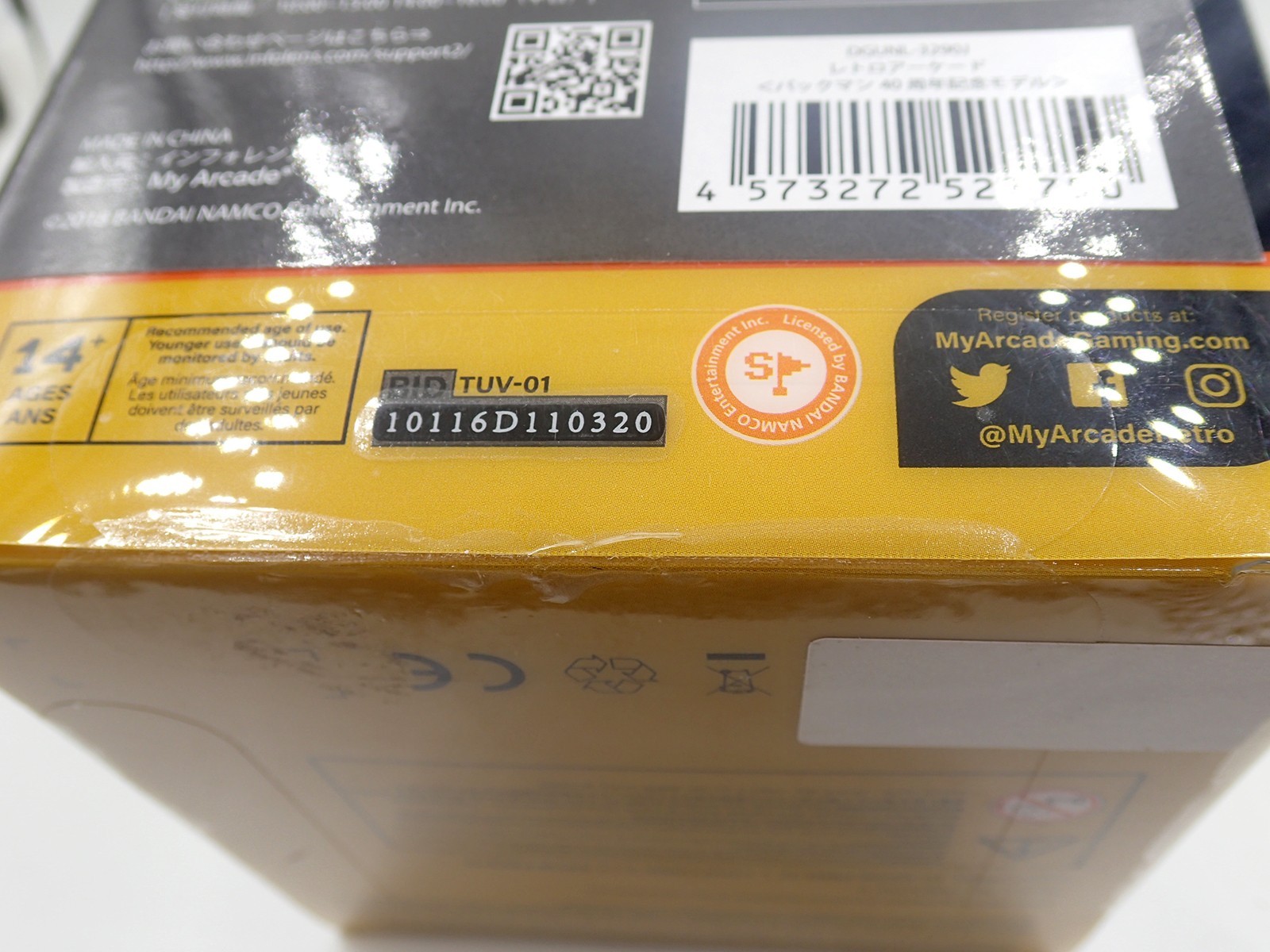 Unopened Retro Arcade PAC-MAN 40TH ANNIVERSARY Golden dreamGEAR w/tin badge