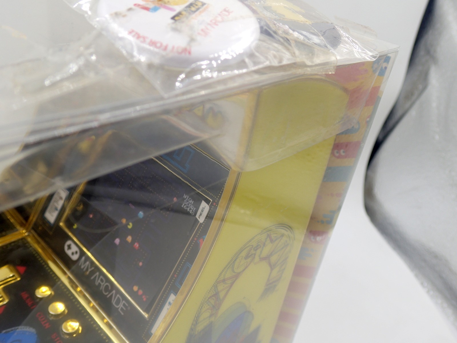 Unopened Retro Arcade PAC-MAN 40TH ANNIVERSARY Golden dreamGEAR w/tin badge