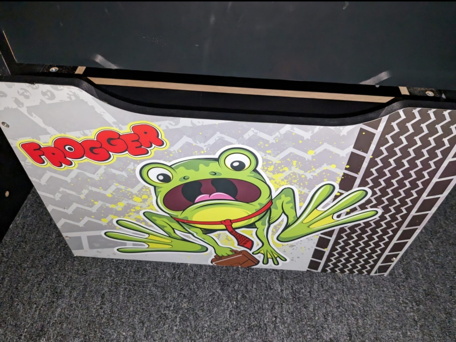 Arcade 1Up Frogger Cabinet with Riser!