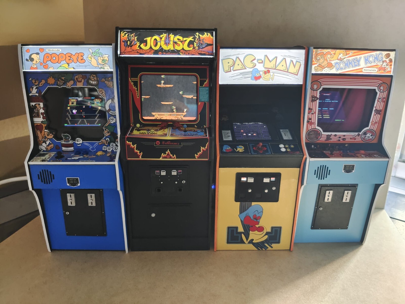 Pac Man 1/6 scale mini working arcade cabinet (Playscale, New Wave Toys).