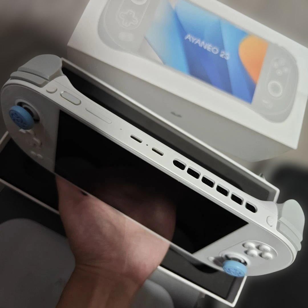 AYANEO 2S Ryzen 7 7840U 7in 1200p Handheld Gaming PC White w/Box BEAUTIFUL! MINT