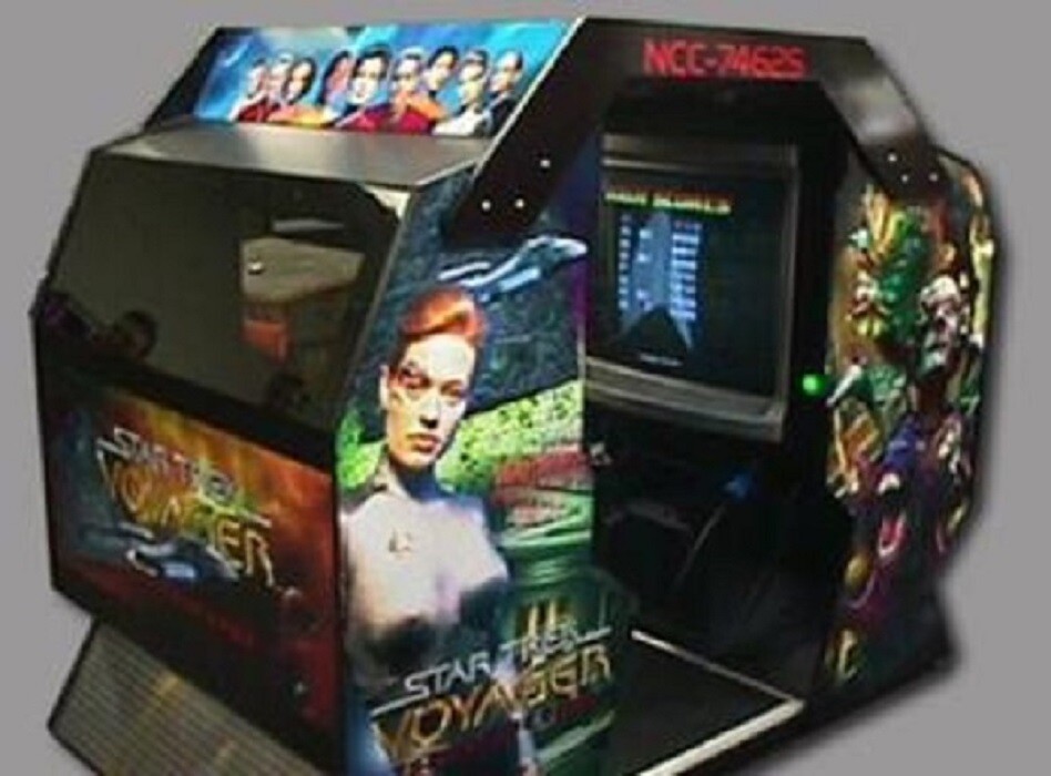 STAR TREK VOYAGER DELUXE ARCADE MACHINE by TEAM PLAY 2002