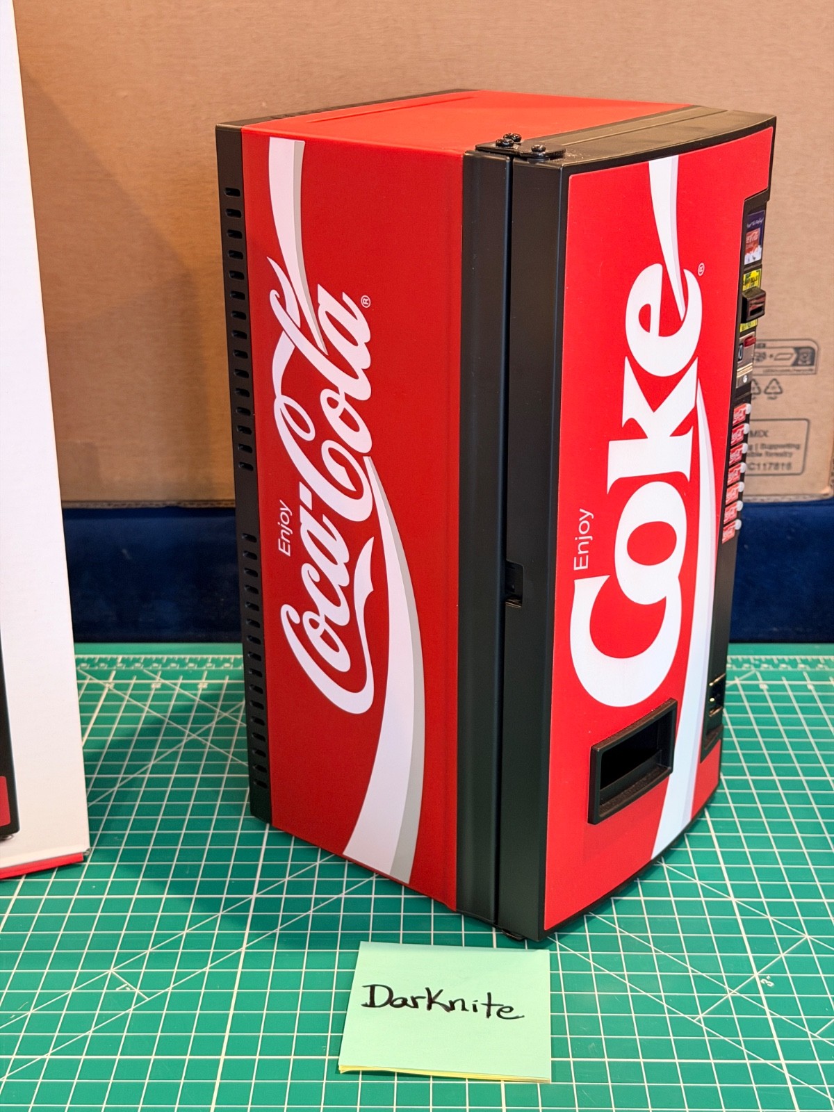 New Wave Toys Coca-Cola Coke Classic Replica Vending Machine 1/6 Scale