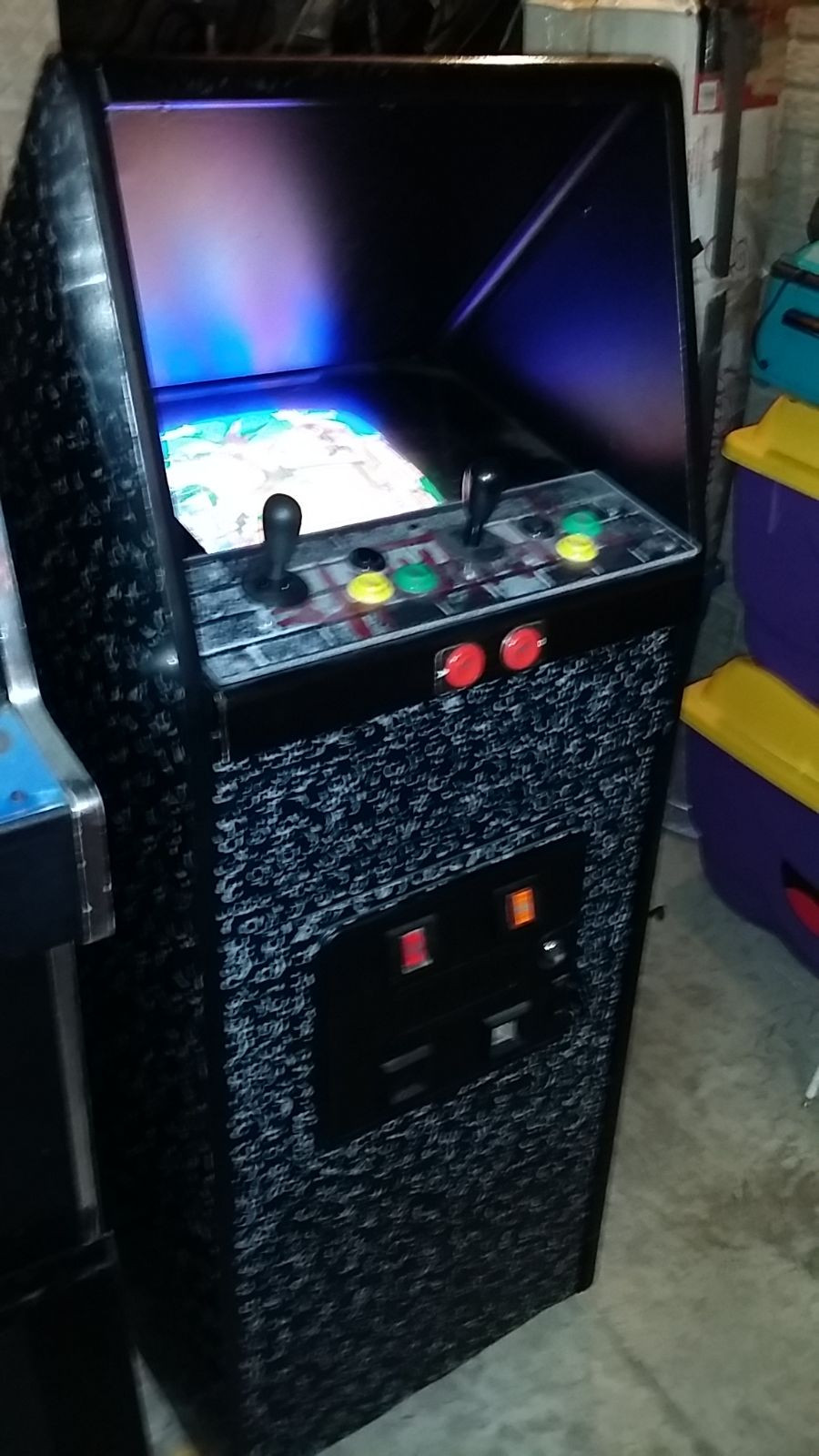 DIE HARD ARCADE IN SOLID MISSILE COMMAND CABARET CABINET. nice 13 inch monitor