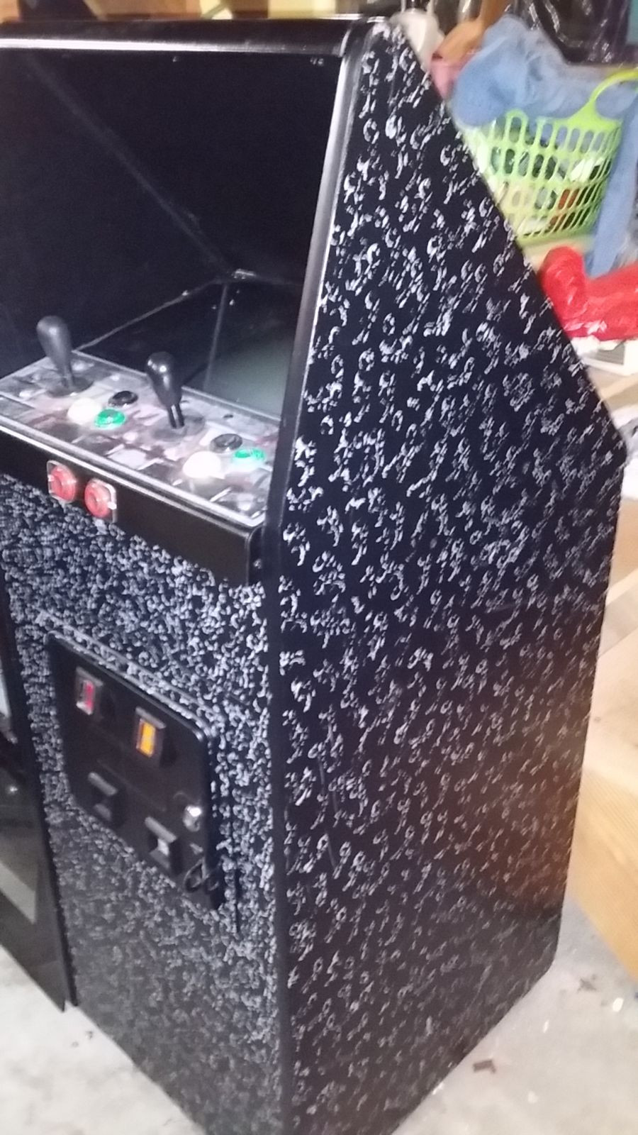 DIE HARD ARCADE IN SOLID MISSILE COMMAND CABARET CABINET. nice 13 inch monitor