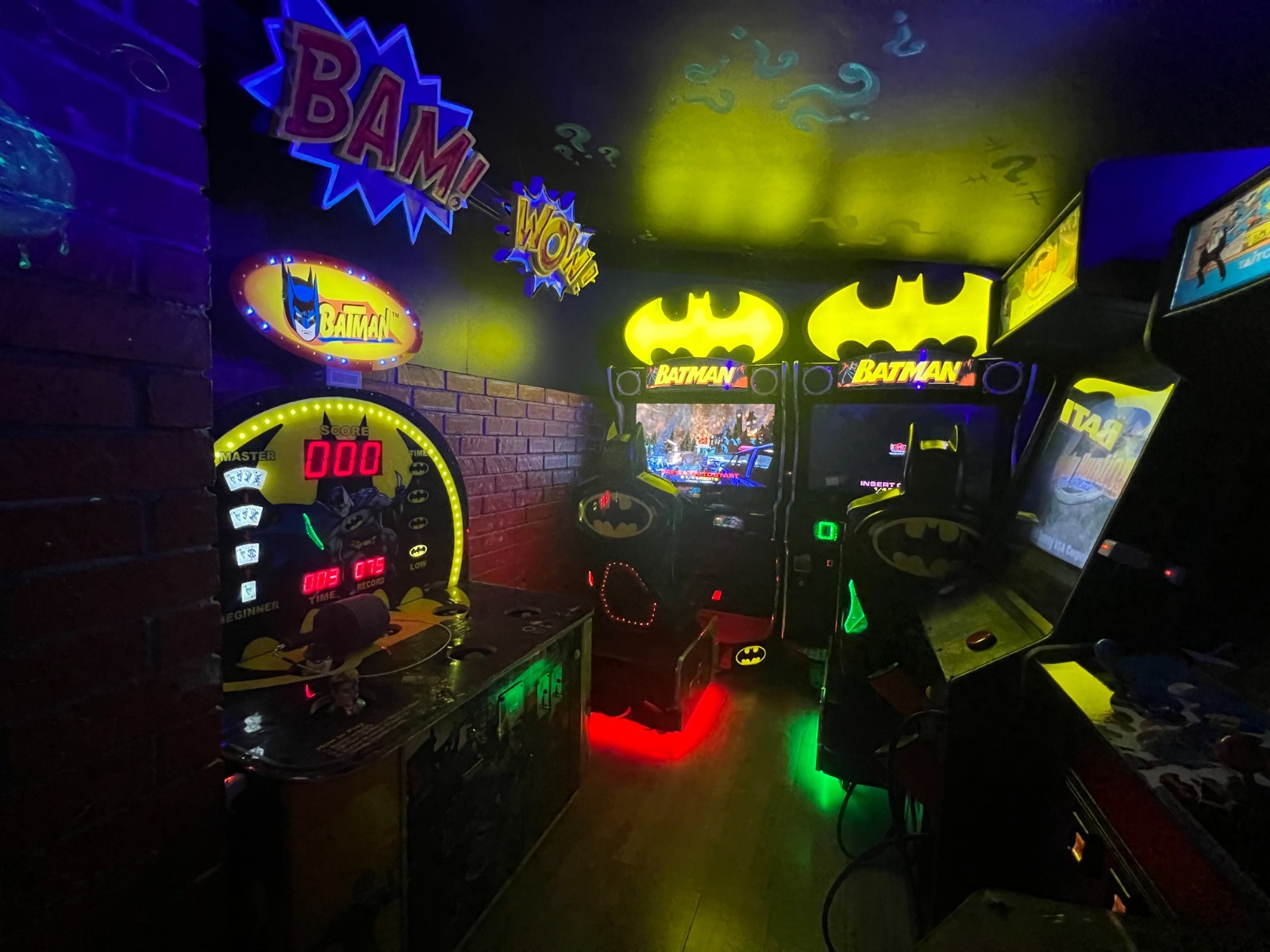 Raw Thrills BATMAN Sit Down Arcade Driving Video Game – 42″ LCD