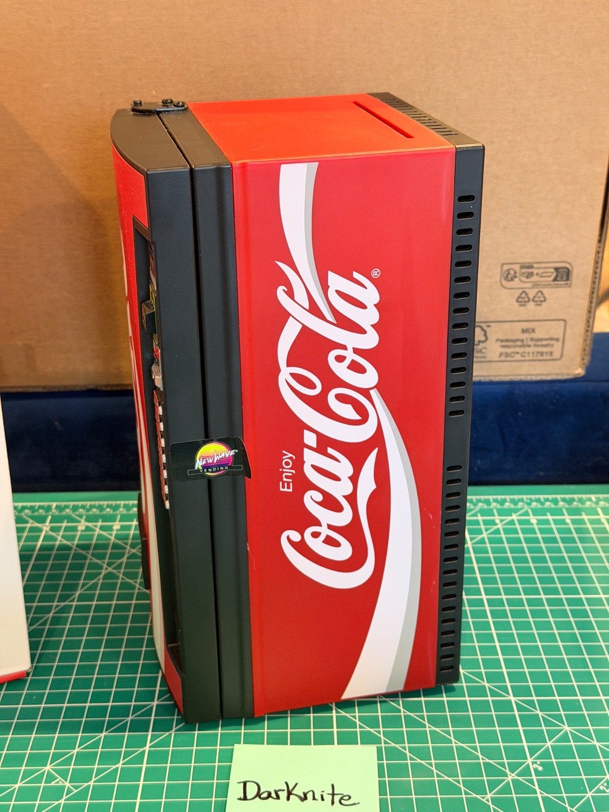 New Wave Toys Coca-Cola Coke Classic Replica Vending Machine 1/6 Scale