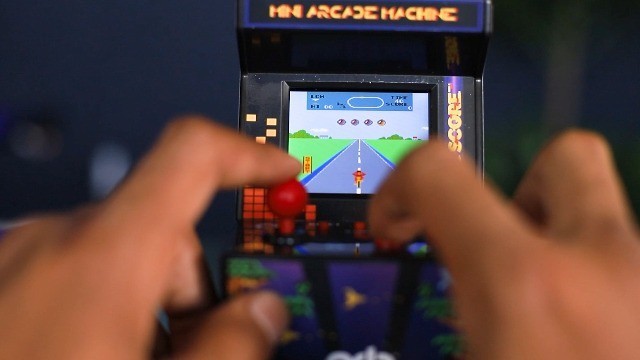 Mini Arcade Machine – 300 Retro 8-Bit Games, 2.5″ Color Screen, Joystick & Volum