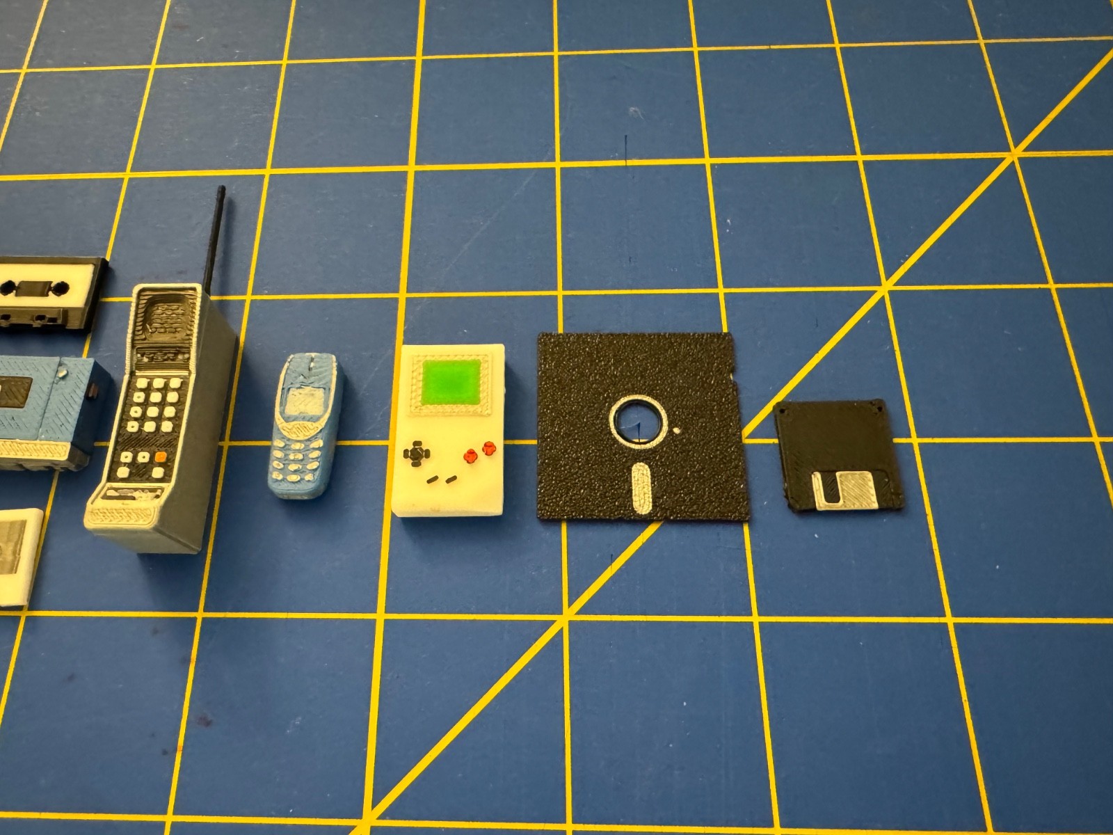 1:6 Scale Miniatures for Replicade, Game Boy, Camcorder, Walkman, Cassette, Cell