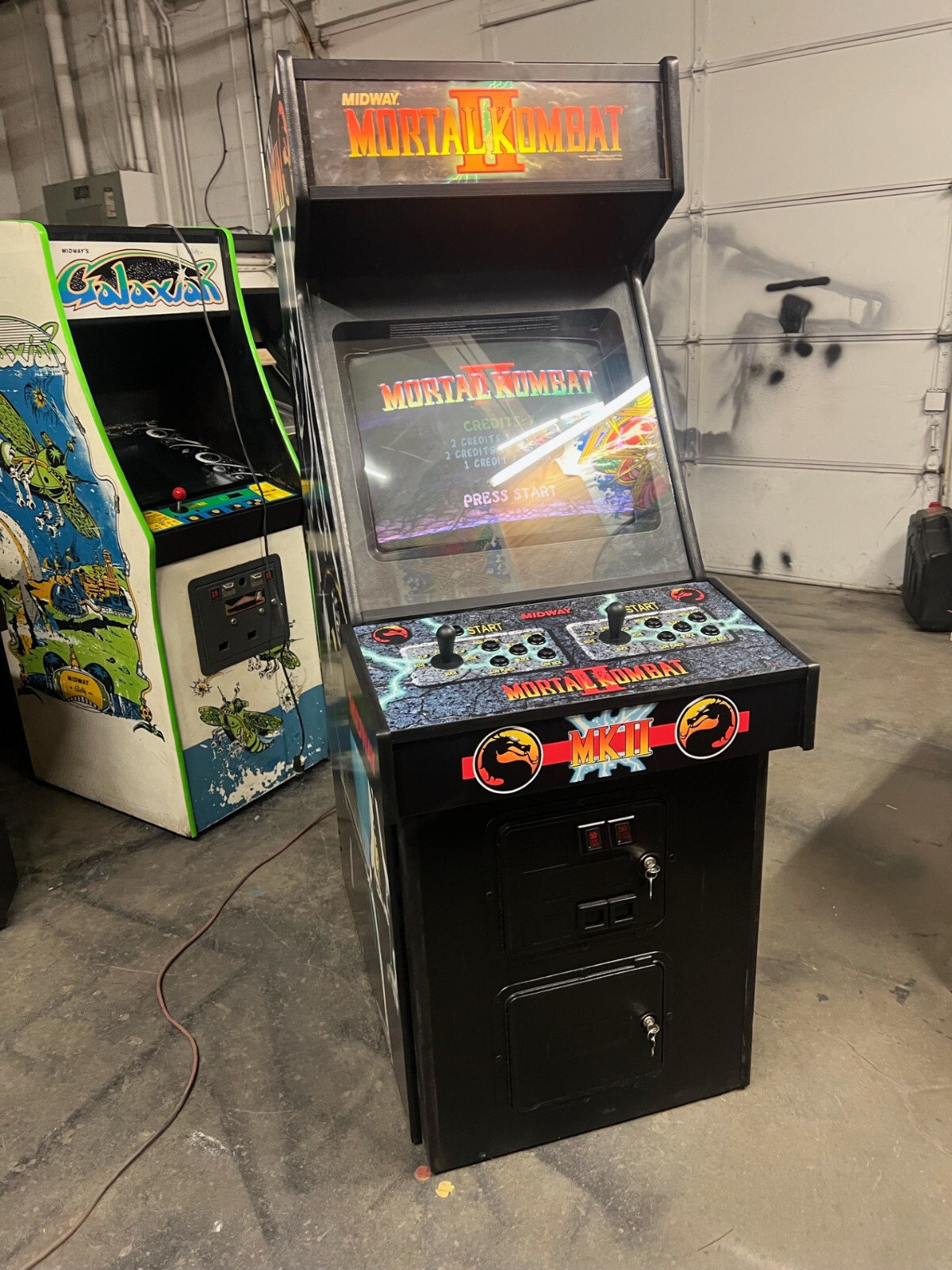 MORTAL KOMBAT II ARCADE MACHINE by MIDWAY 1993 (Excellent Condition)