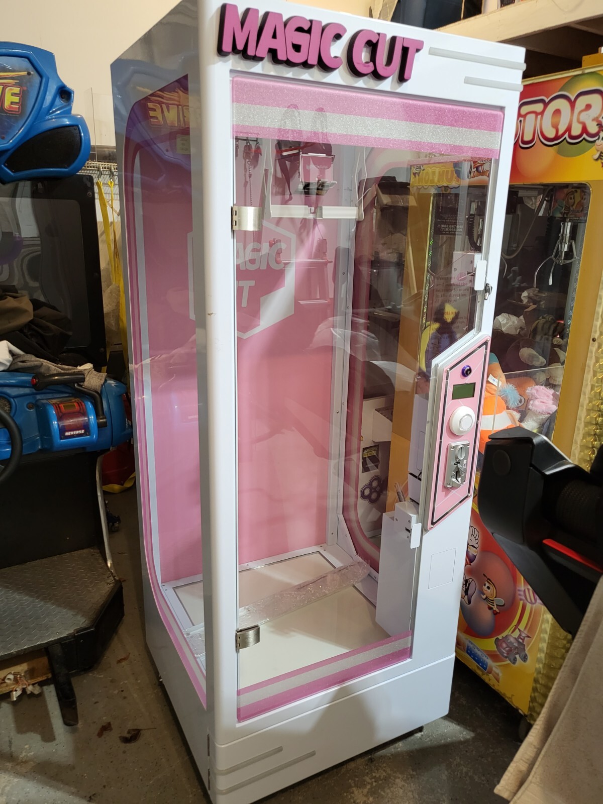 TOY PLUSH CUT TO WIN PRIZE ARCADE TOY CRANE MACHINE ( SHIPPING)