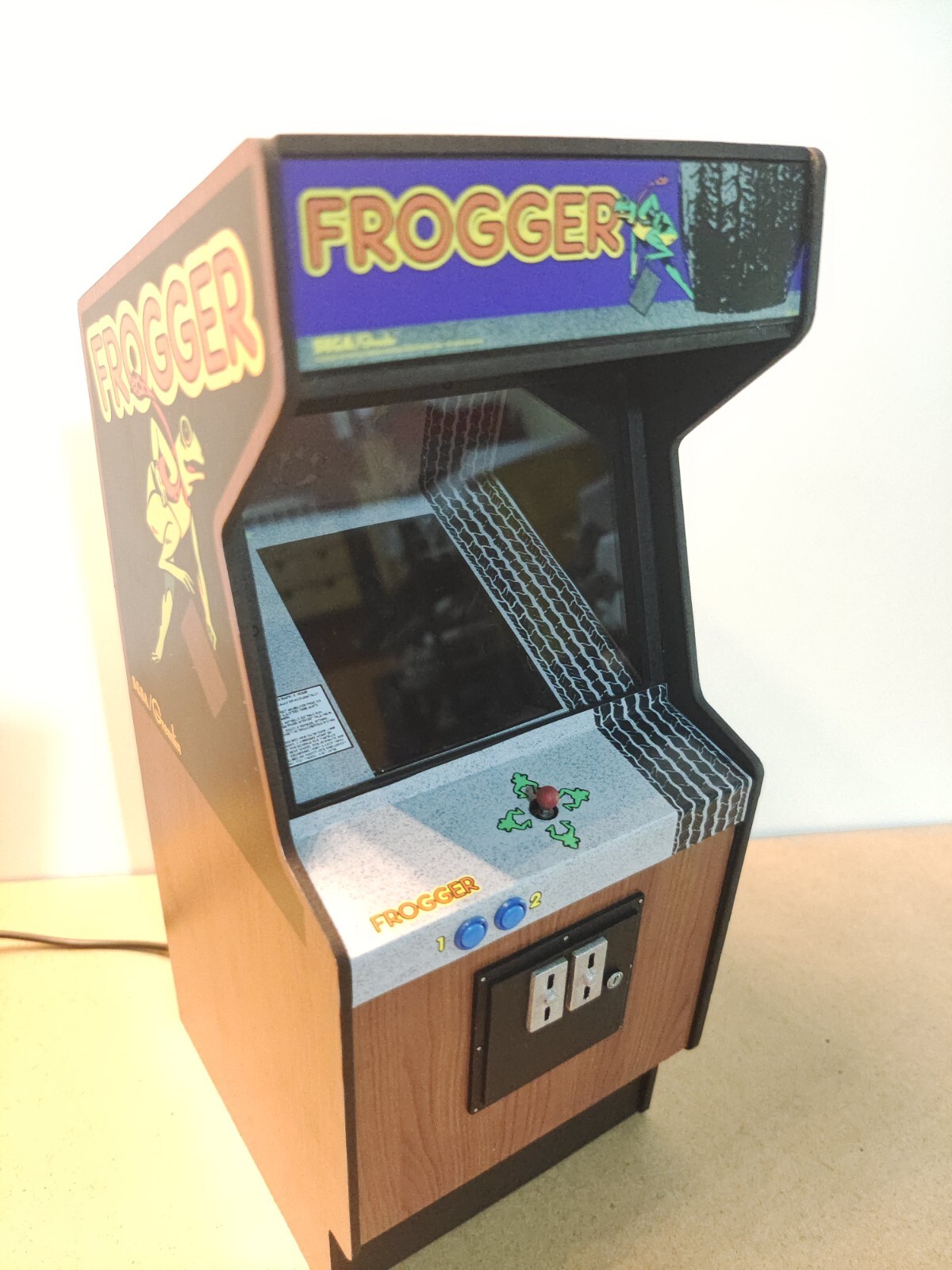 Frogger 1/6 scale mini working arcade cabinet (Playscale, New Wave Toys).