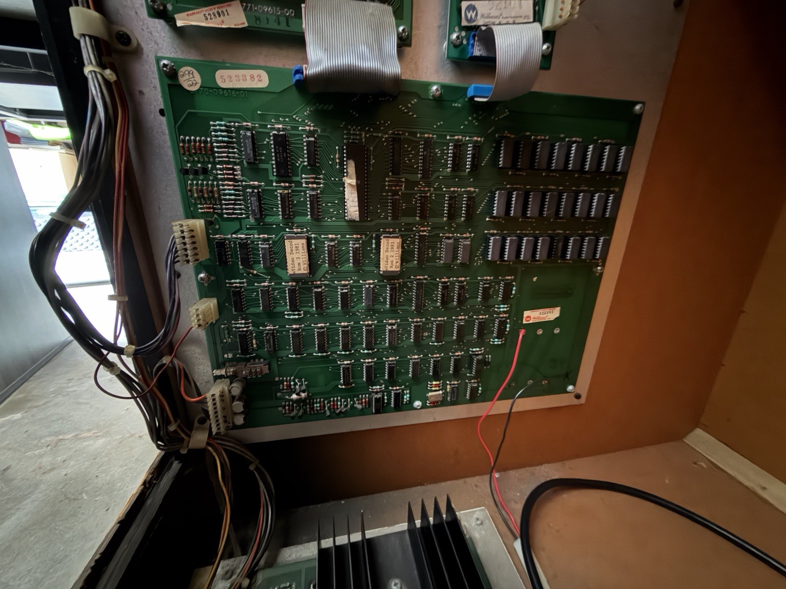 DEFENDER 1980 Original Video Arcade Game Gr1