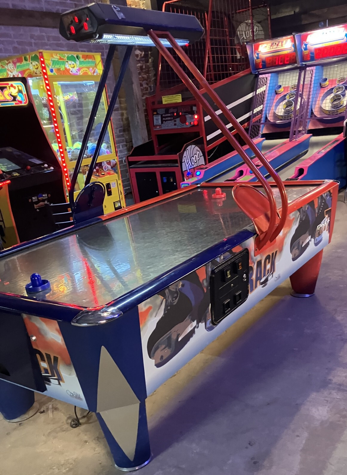 DYNAMO AIR HOCKEY MACHINE (Excellent Condition) *RARE*