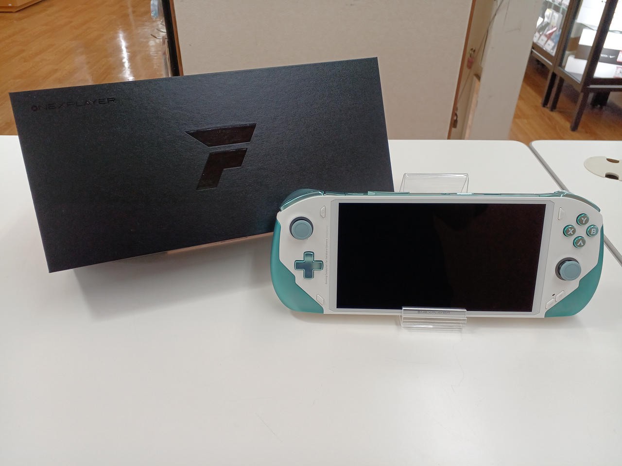 ONEXPLAYER ONEXFLY W3220 Ryzen 7 7840U 32GB 2TB FHD 120Hz Handheld PC White 2023