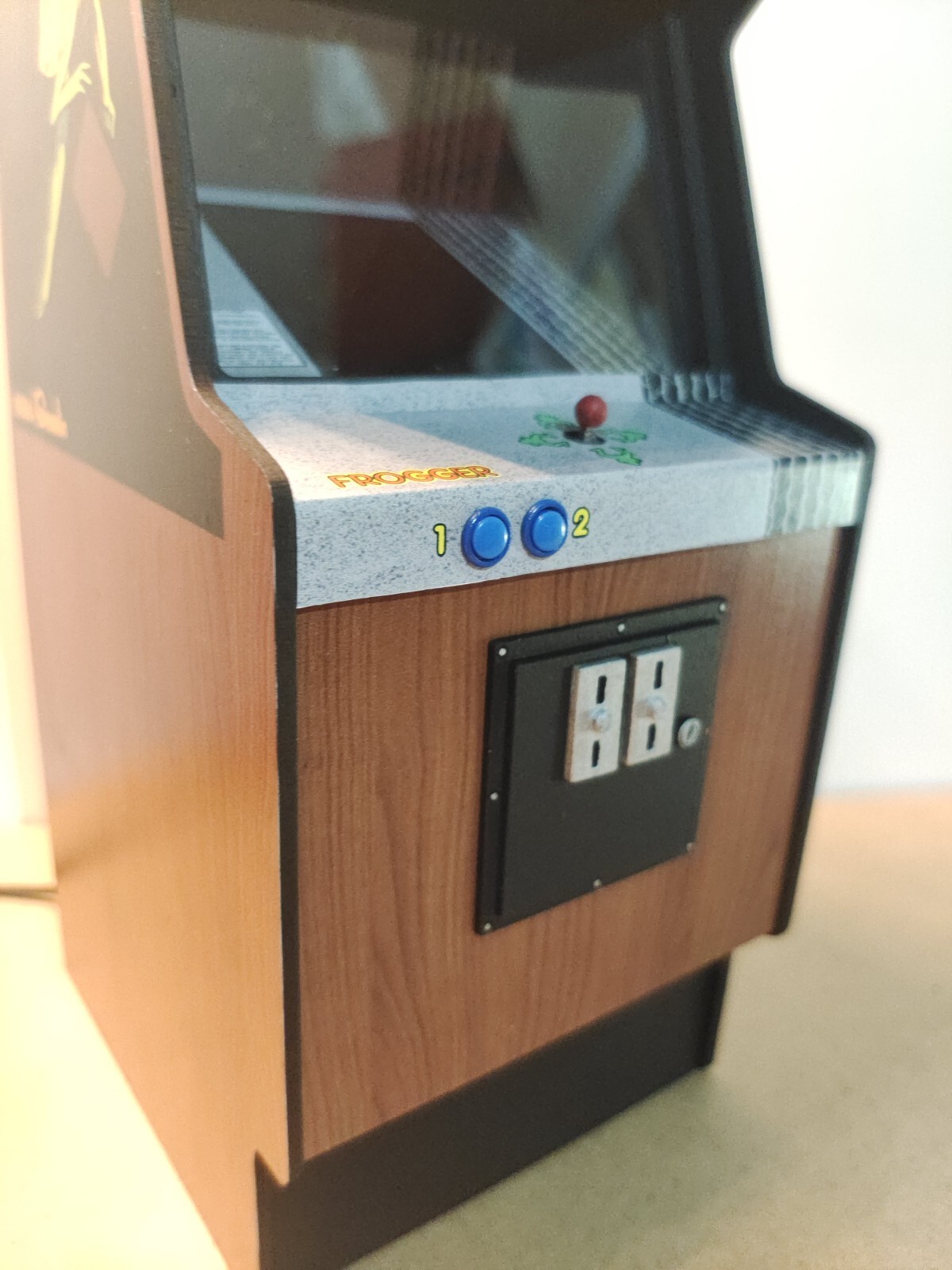 Frogger 1/6 scale mini working arcade cabinet (Playscale, New Wave Toys).