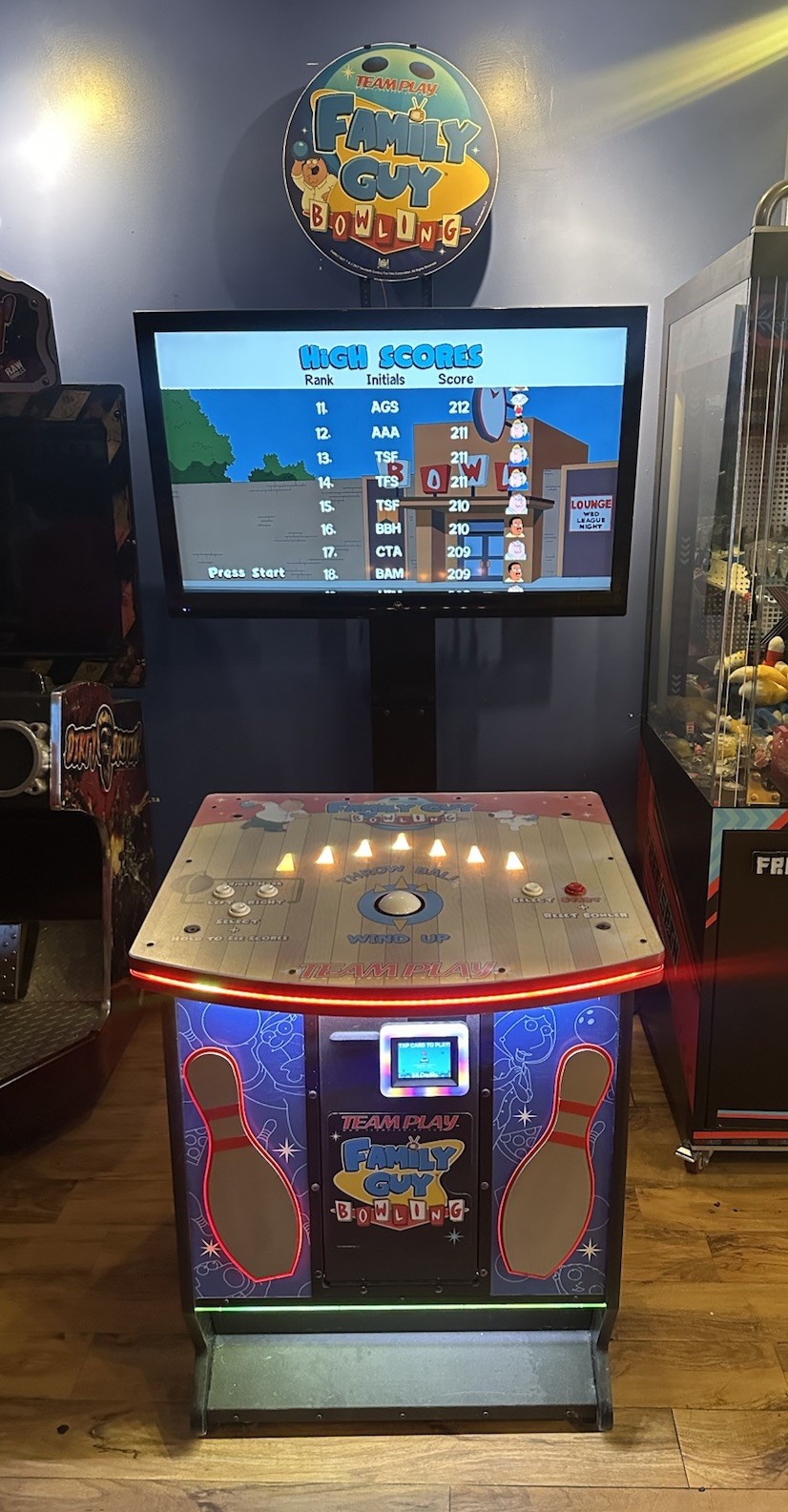 Family Guy Bowling Arcade Game Coin Op Team play