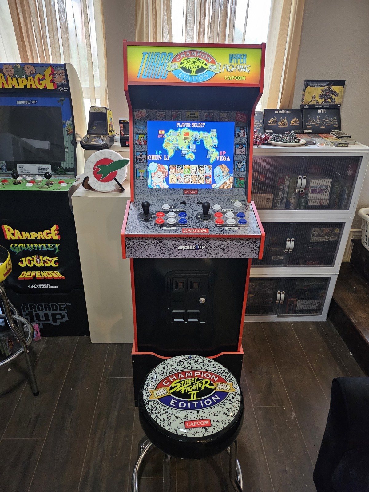 35th Anniversary Turbo Street Fighter II – Arcade Machine + Riser + Stool