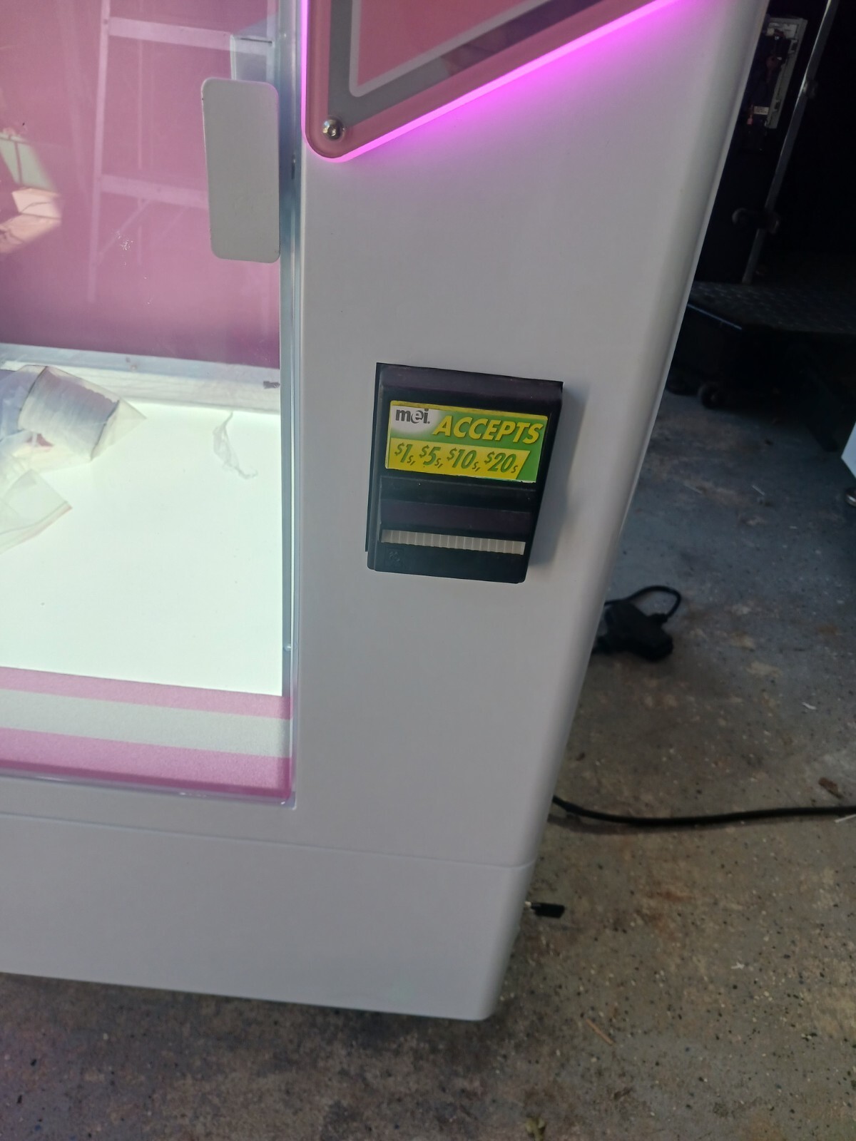 TOY PLUSH CUT TO WIN PRIZE ARCADE TOY CRANE MACHINE ( SHIPPING)