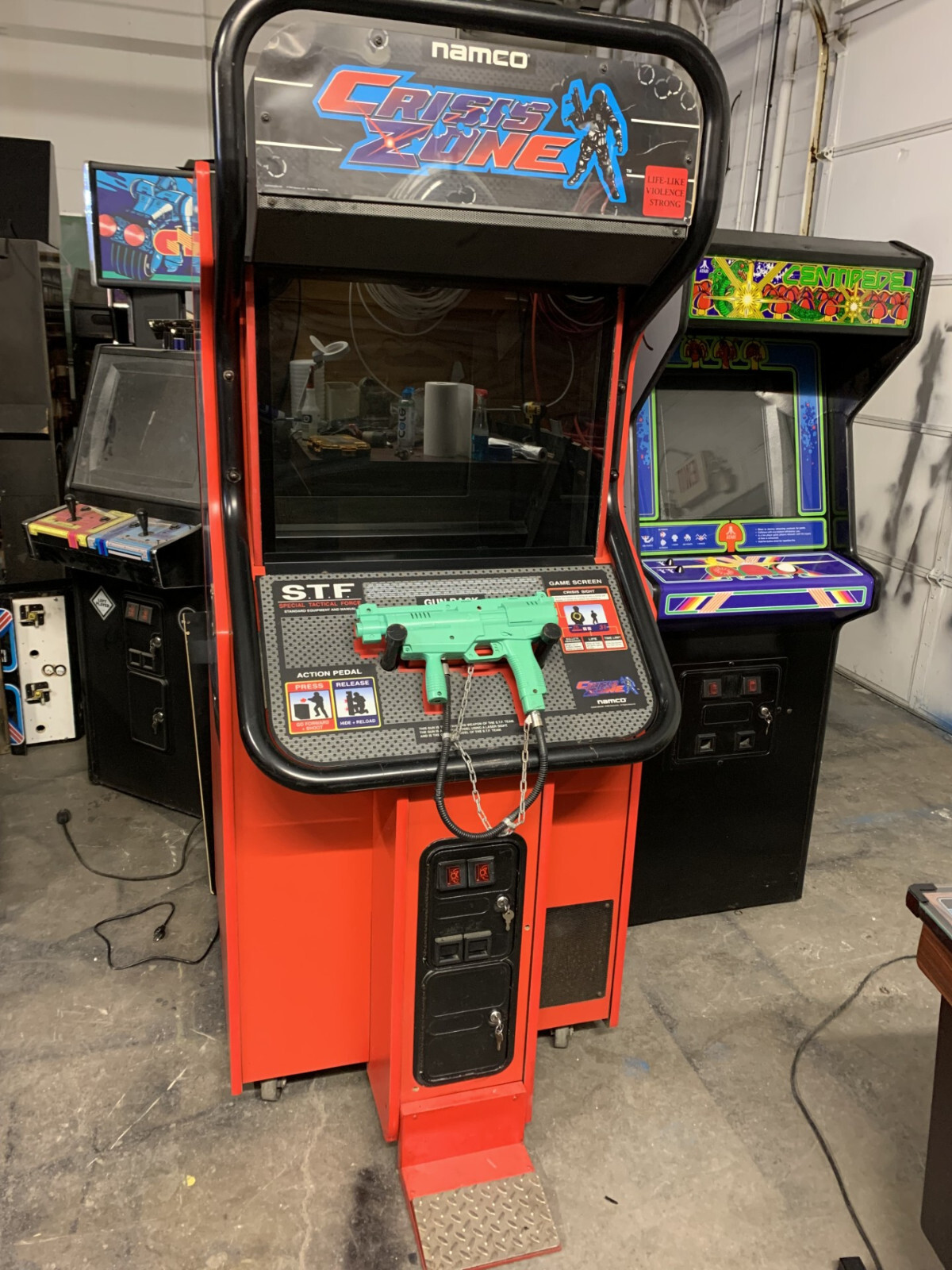 CRISIS ZONE ARCADE MACHINE by NAMCO