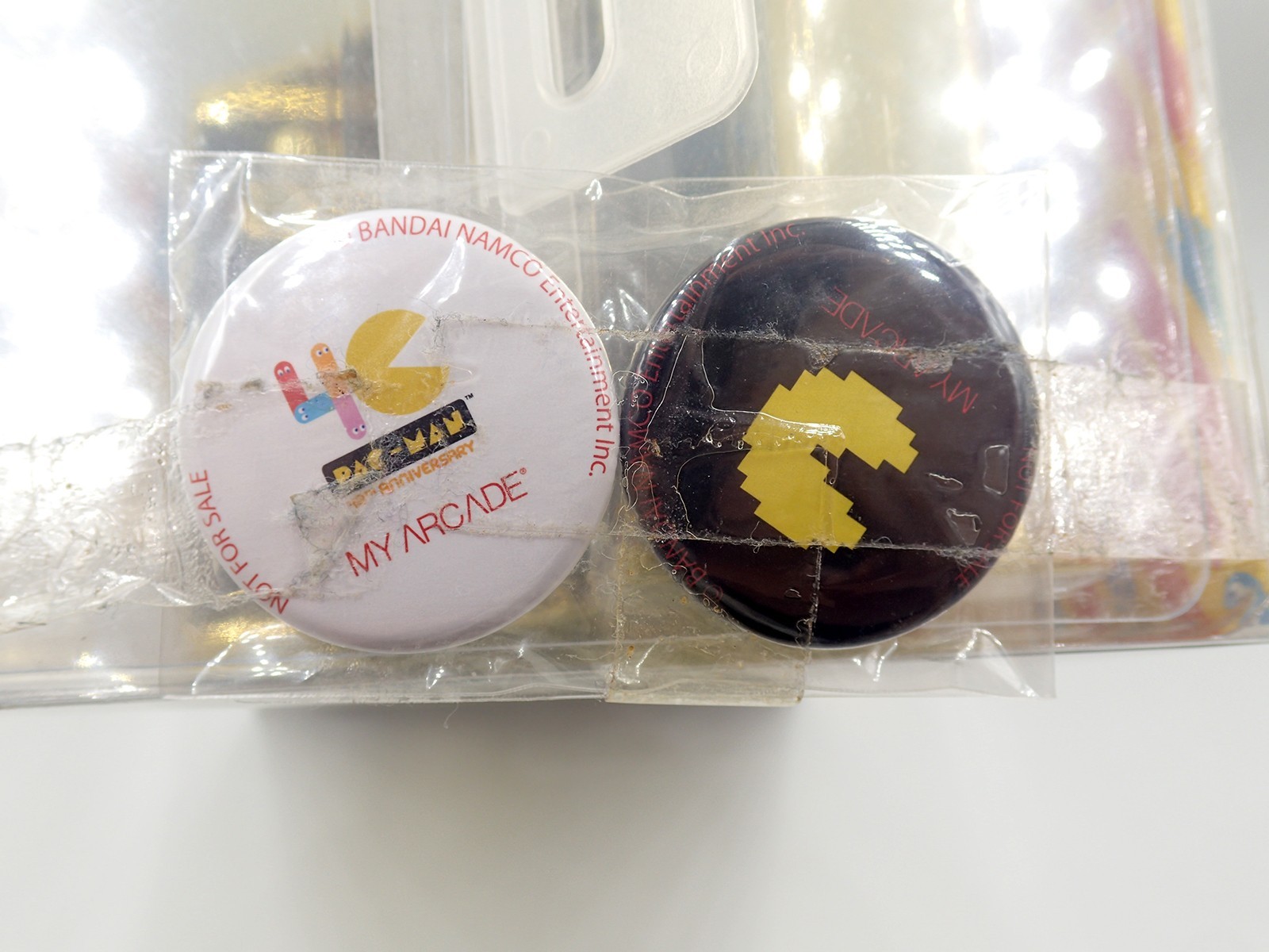 Unopened Retro Arcade PAC-MAN 40TH ANNIVERSARY Golden dreamGEAR w/tin badge
