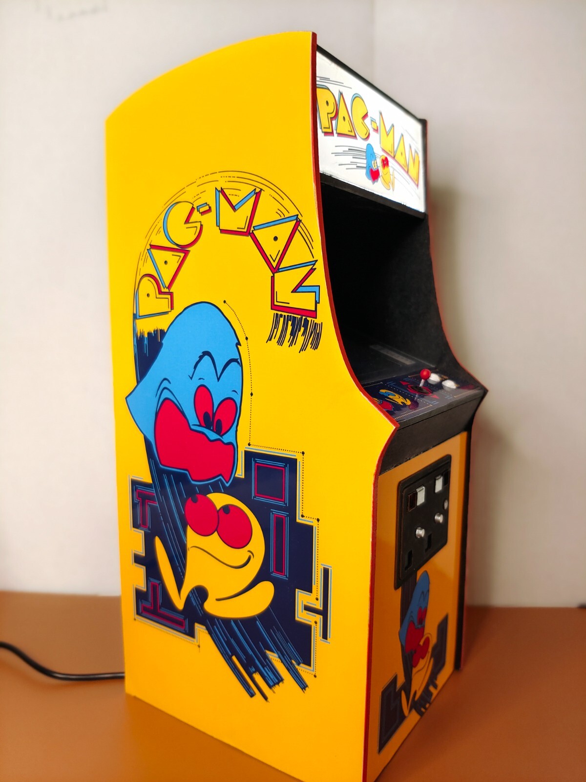 Pac Man 1/6 scale mini working arcade cabinet (Playscale, New Wave Toys).
