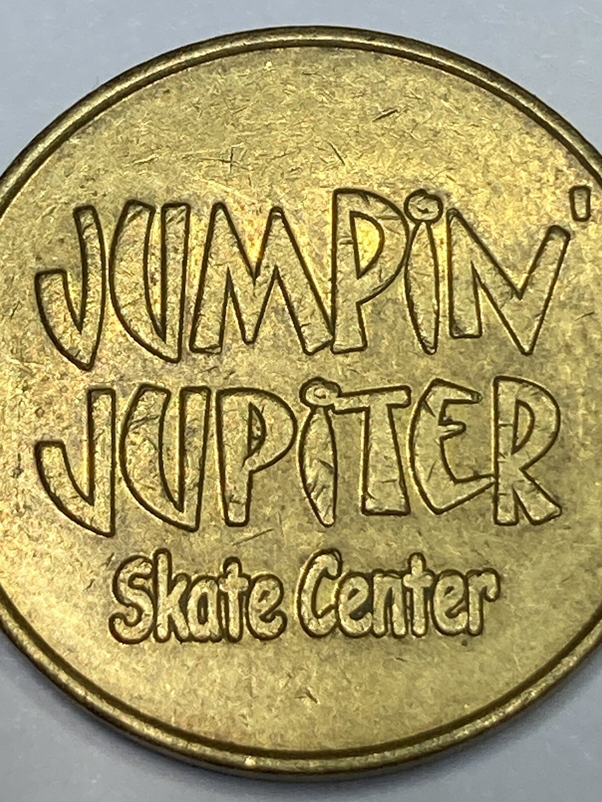 RARE JUMPIN JUPITER SKATE CENTER ARCADE TOKEN – Muskegon, MI – Obsolete (#p04)