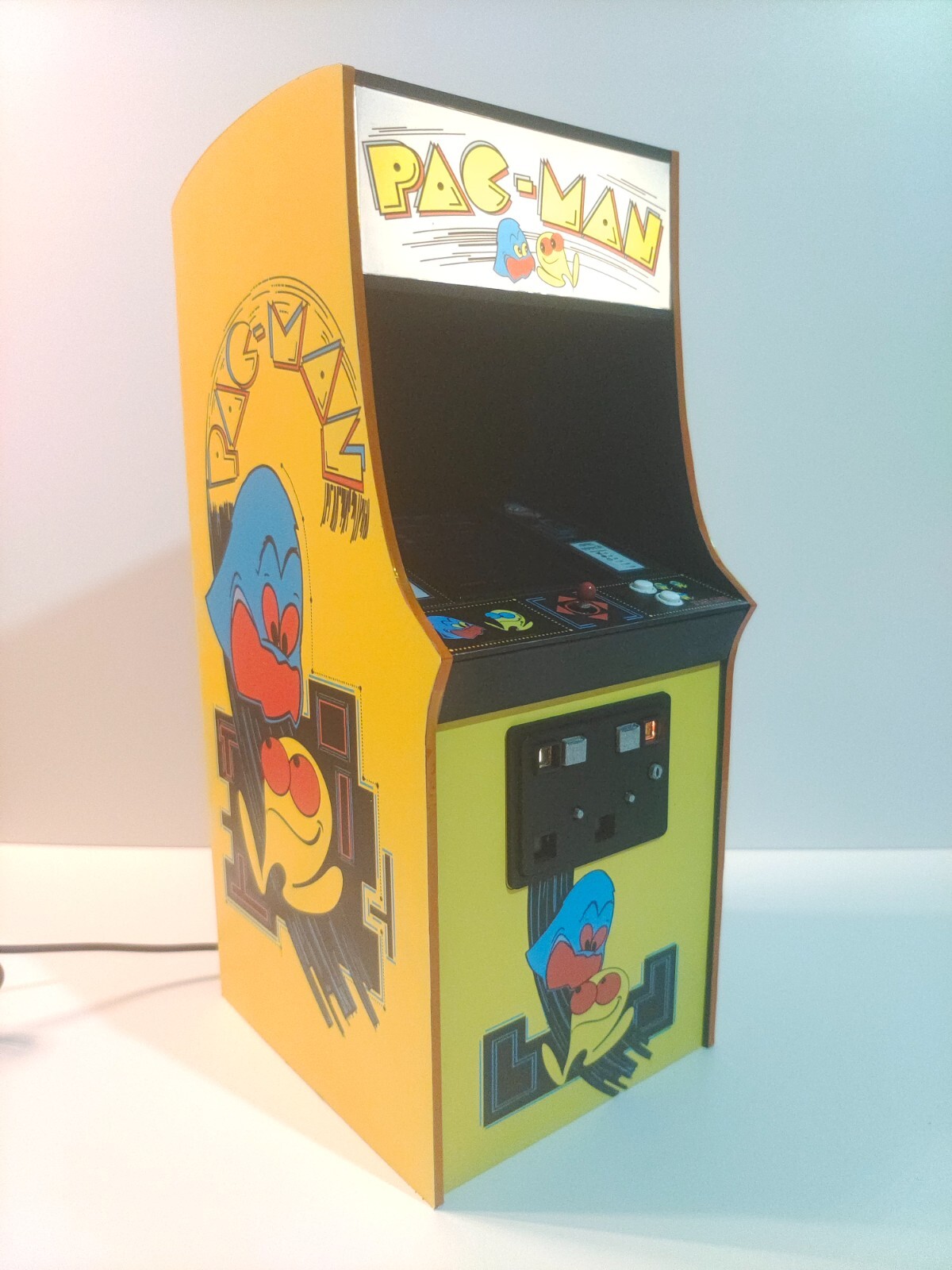 Pac Man 1/6 scale mini working arcade cabinet (Playscale, New Wave Toys).