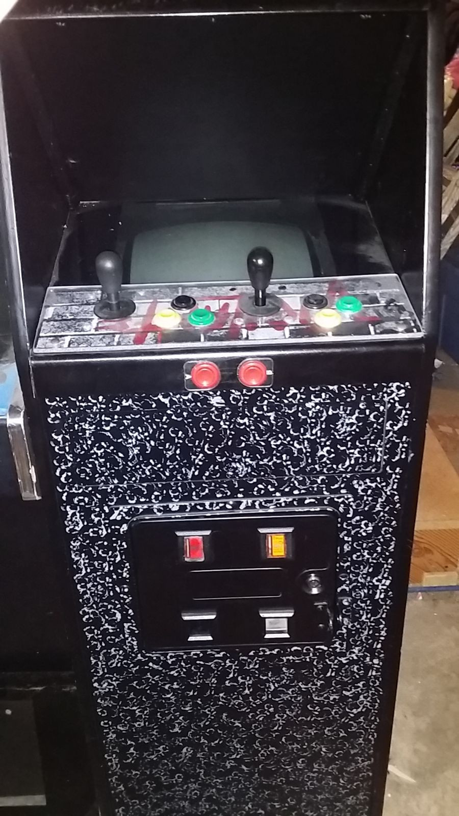 DIE HARD ARCADE IN SOLID MISSILE COMMAND CABARET CABINET. nice 13 inch monitor