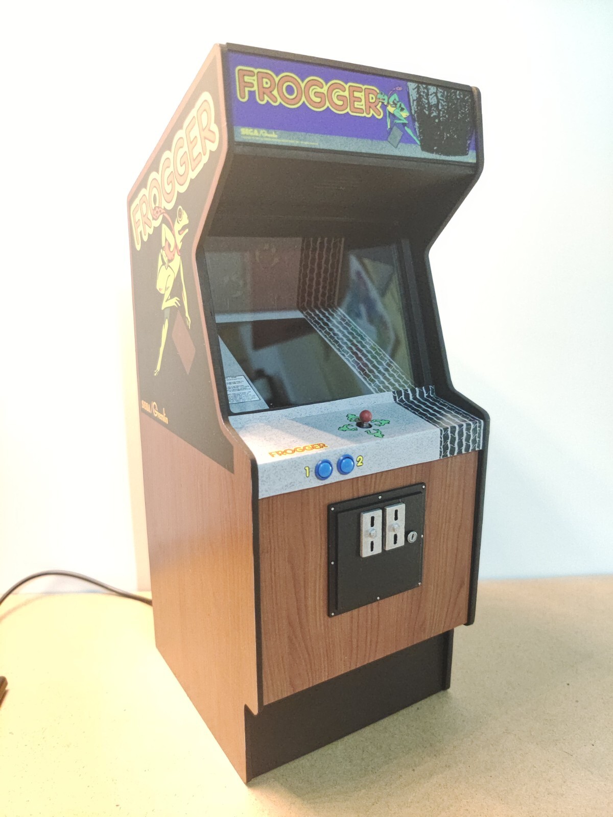 Frogger 1/6 scale mini working arcade cabinet (Playscale, New Wave Toys).