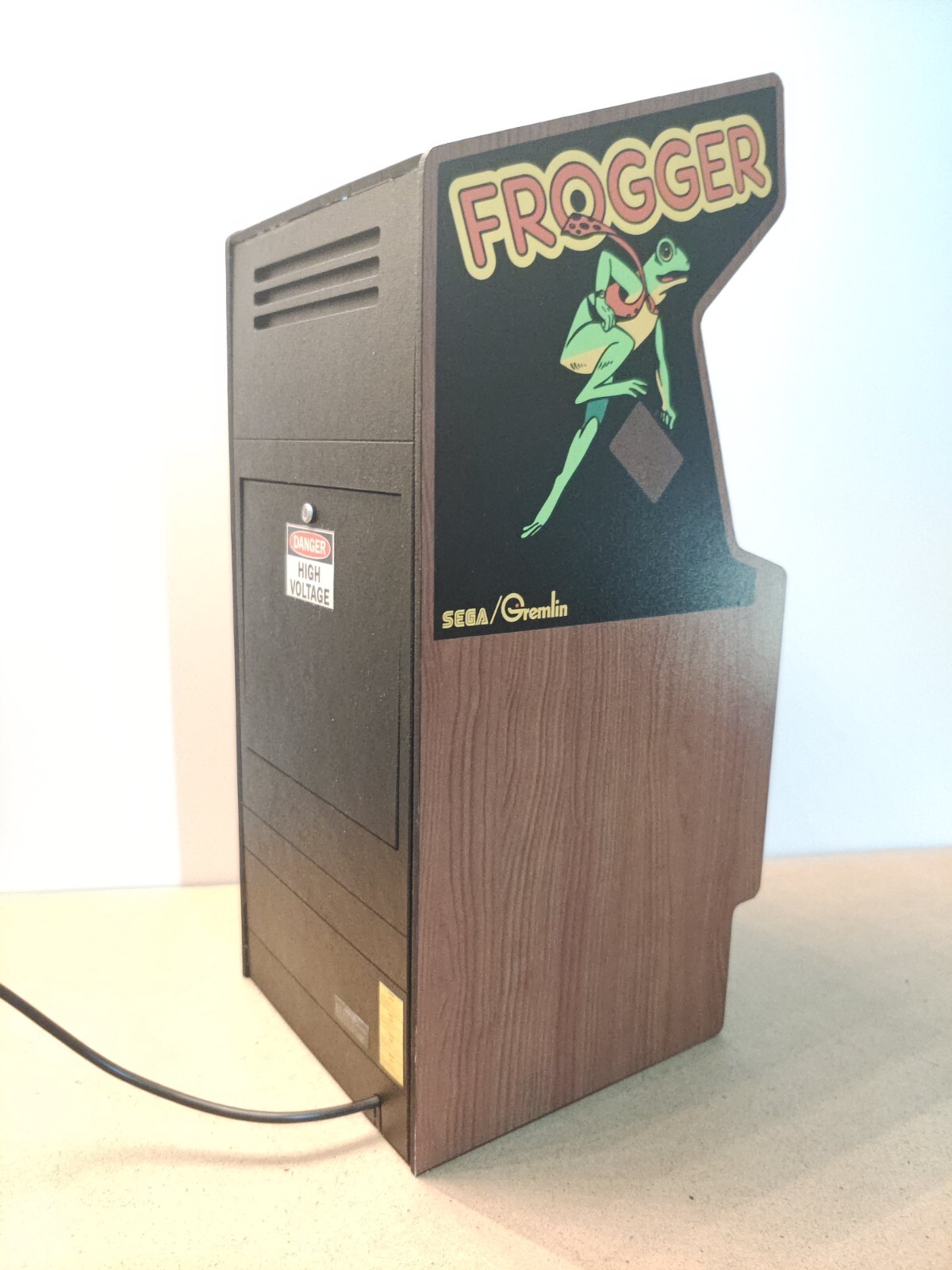 Frogger 1/6 scale mini working arcade cabinet (Playscale, New Wave Toys).