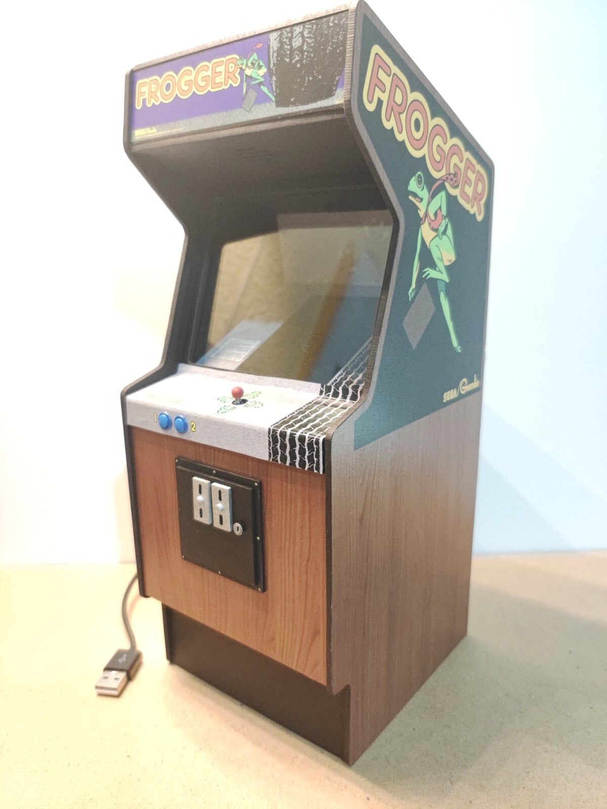 Frogger 1/6 scale mini working arcade cabinet (Playscale, New Wave Toys).
