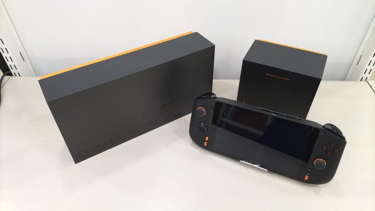 OneXPlayer Mini Pro 7″ Handheld PC Ryzen 7 6800U 32GB 2TB w/ Dock Box Exc