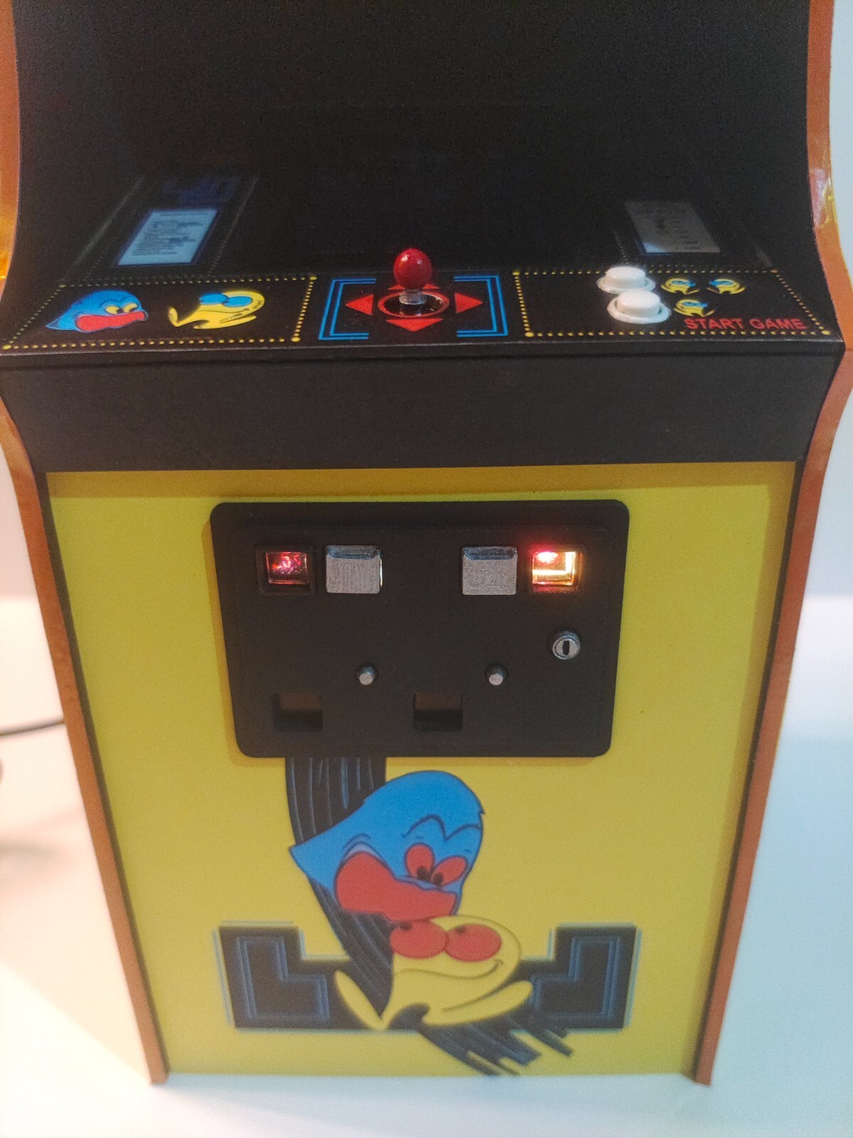 Pac Man 1/6 scale mini working arcade cabinet (Playscale, New Wave Toys).